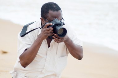 fotoğrafçı sahilde.