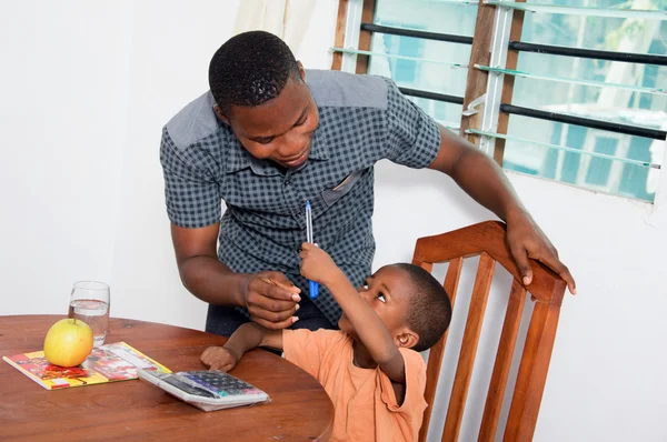 Dítě, ukazující pero k jeho domácí učitel. — Stock fotografie