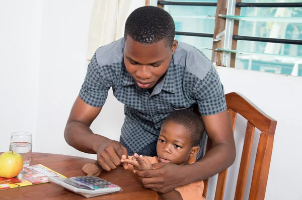 Onun ev öğretmen ile eğitim okul çocuğu.