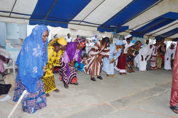 Afrikanska kvinnor dansar. — Stockfoto