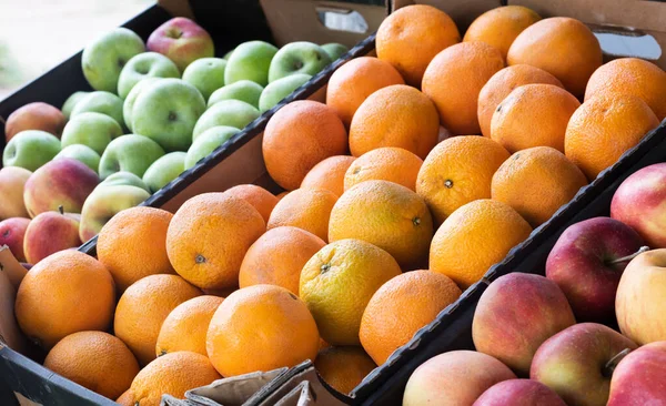 Marketteki olgun elma ve portakallar.