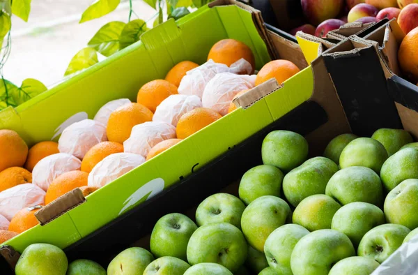 Marketteki olgun elma ve portakallar.