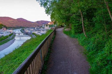 Avusturya 'nın eski Salzburg kasabasına bakan Hohensalzburg kalesinin günbatımı manzarası.