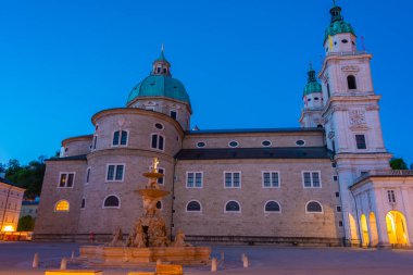 Avusturya 'daki Salzburg katedralinin gündoğumu manzarası.