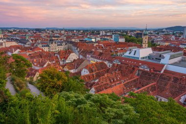 Avusturya 'da Graz' ın günbatımı manzarası
