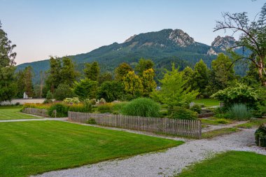 Avusturya 'daki Admont Manastırı' nın günbatımı manzarası.