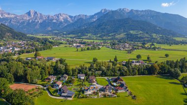 Avusturya 'daki Ennstal Alpleri' ndeki Admont köyü manzarası.