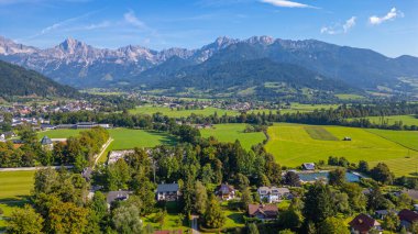 Avusturya 'daki Ennstal Alpleri' ndeki Admont köyü manzarası.