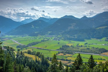 Avusturya 'daki Styria kırsal manzarasının panorama görüntüsü.