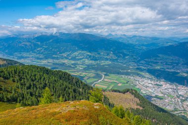 Spittal an der Drau ve Millstatter manzaralı göl Avusturya 'da görülür.