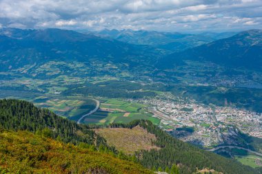Spittal an der Drau ve Millstatter manzaralı göl Avusturya 'da görülür.