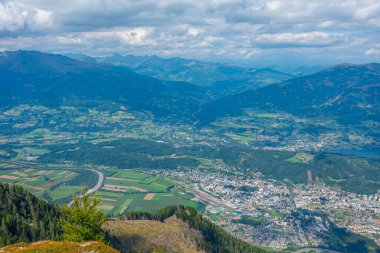 Spittal an der Drau ve Millstatter manzaralı göl Avusturya 'da görülür.