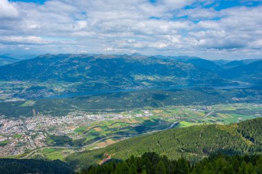 Spittal an der Drau ve Millstatter manzaralı göl Avusturya 'da görülür.