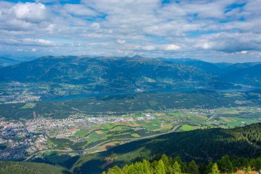 Spittal an der Drau ve Millstatter manzaralı göl Avusturya 'da görülür.
