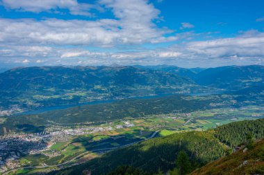 Spittal an der Drau ve Millstatter manzaralı göl Avusturya 'da görülür.