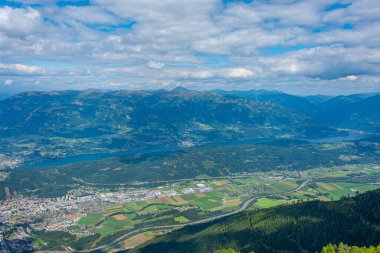 Spittal an der Drau ve Millstatter manzaralı göl Avusturya 'da görülür.