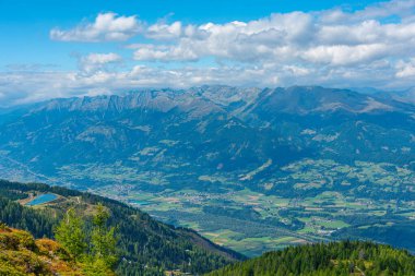 Avusturya 'nın Carinthia bölgesindeki Drau Vadisi Panorama Manzarası