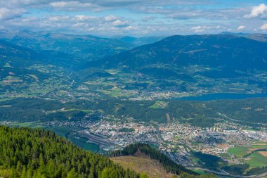Spittal an der Drau ve Millstatter manzaralı göl Avusturya 'da görülür.