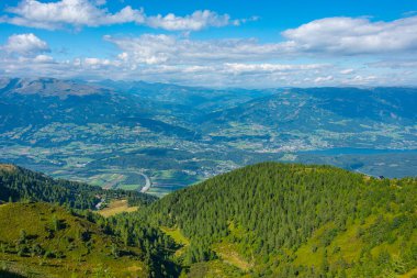 Spittal an der Drau ve Millstatter manzaralı göl Avusturya 'da görülür.
