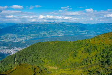Spittal an der Drau ve Millstatter manzaralı göl Avusturya 'da görülür.
