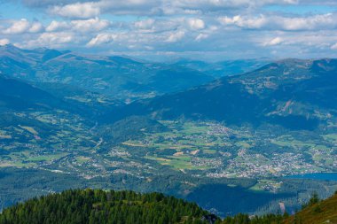 Spittal an der Drau ve Millstatter manzaralı göl Avusturya 'da görülür.