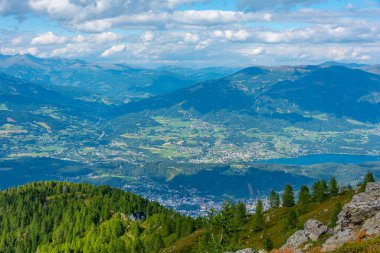 Spittal an der Drau ve Millstatter manzaralı göl Avusturya 'da görülür.