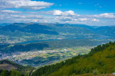 Spittal an der Drau ve Millstatter manzaralı göl Avusturya 'da görülür.