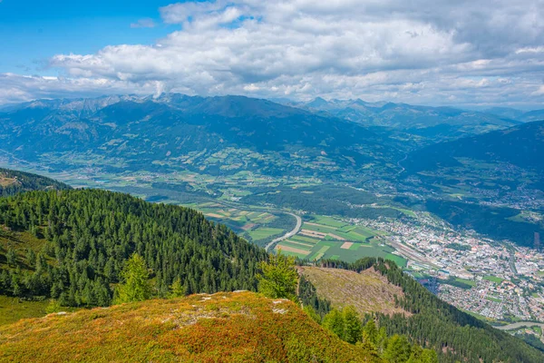 Spittal an der Drau ve Millstatter manzaralı göl Avusturya 'da görülür.