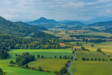 Avusturya 'daki Carinthia kırsalının panorama manzarası.