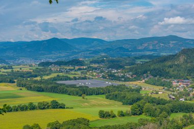 Avusturya 'daki Carinthia kırsalının panorama manzarası.