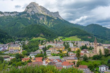 Avusturya 'daki Eisenerz Kilisesi-St. Oswald Panorama Manzarası