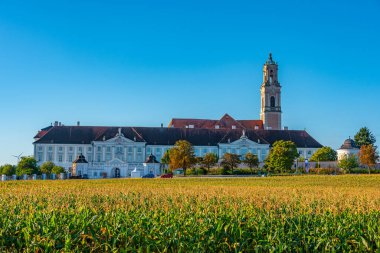 Güneşli bir yaz gününde Herzogenburg Manastırı, Avusturya.