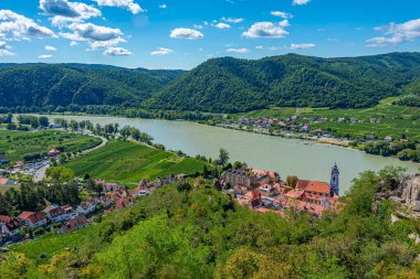 Avusturya 'nın Wachau vadisindeki Durnstein köyünün panorama manzarası.