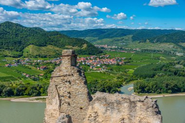 Avusturya 'da güneşli bir günde Durnstein Şatosu