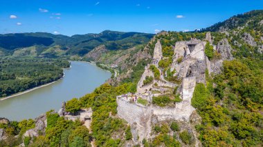Avusturya 'da güneşli bir günde Durnstein Şatosu