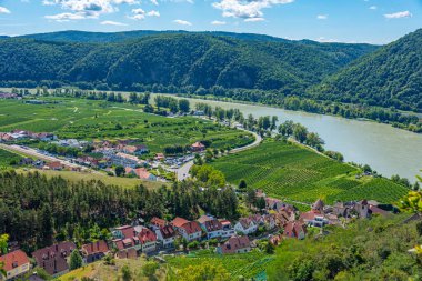 Avusturya 'nın Wachau vadisindeki Durnstein köyünün panorama manzarası.