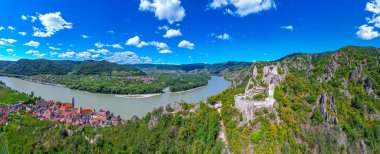 Avusturya 'da güneşli bir günde Durnstein Şatosu