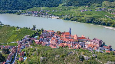 Avusturya 'nın Wachau vadisindeki Durnstein köyünün panorama manzarası.
