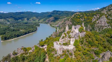 Avusturya 'da güneşli bir günde Durnstein Şatosu