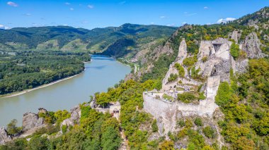 Avusturya 'da güneşli bir günde Durnstein Şatosu
