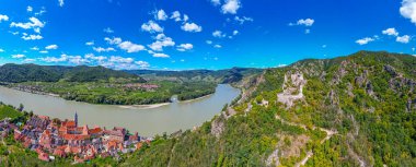 Avusturya 'da güneşli bir günde Durnstein Şatosu