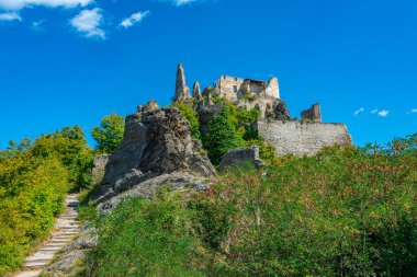 Avusturya 'da güneşli bir günde Durnstein Şatosu