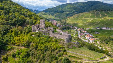Güneşli bir günde Avusturya 'daki Hinterhaus kalesinin kalıntıları.
