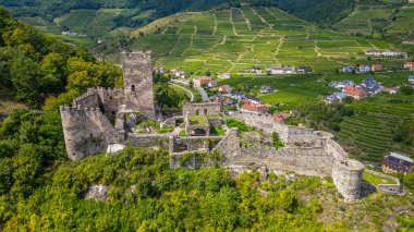 Güneşli bir günde Avusturya 'daki Hinterhaus kalesinin kalıntıları.