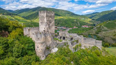 Güneşli bir günde Avusturya 'daki Hinterhaus kalesinin kalıntıları.