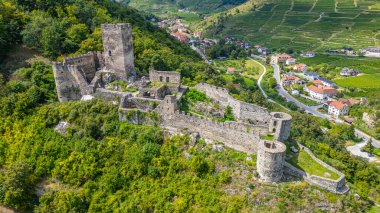 Güneşli bir günde Avusturya 'daki Hinterhaus kalesinin kalıntıları.