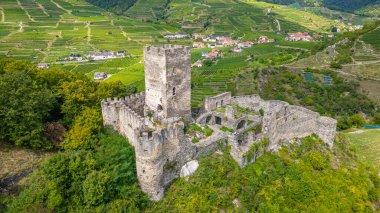 Güneşli bir günde Avusturya 'daki Hinterhaus kalesinin kalıntıları.