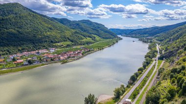 Avusturya 'nın Wachau Vadisi' ndeki Tuna Nehri manzarası.
