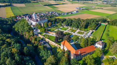 Avusturya 'daki Schallaburg Kalesi' nde yaz günü.