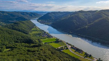 Avusturya 'daki Aggstein kalesi yakınlarındaki Tuna nehrinin panorama manzarası.